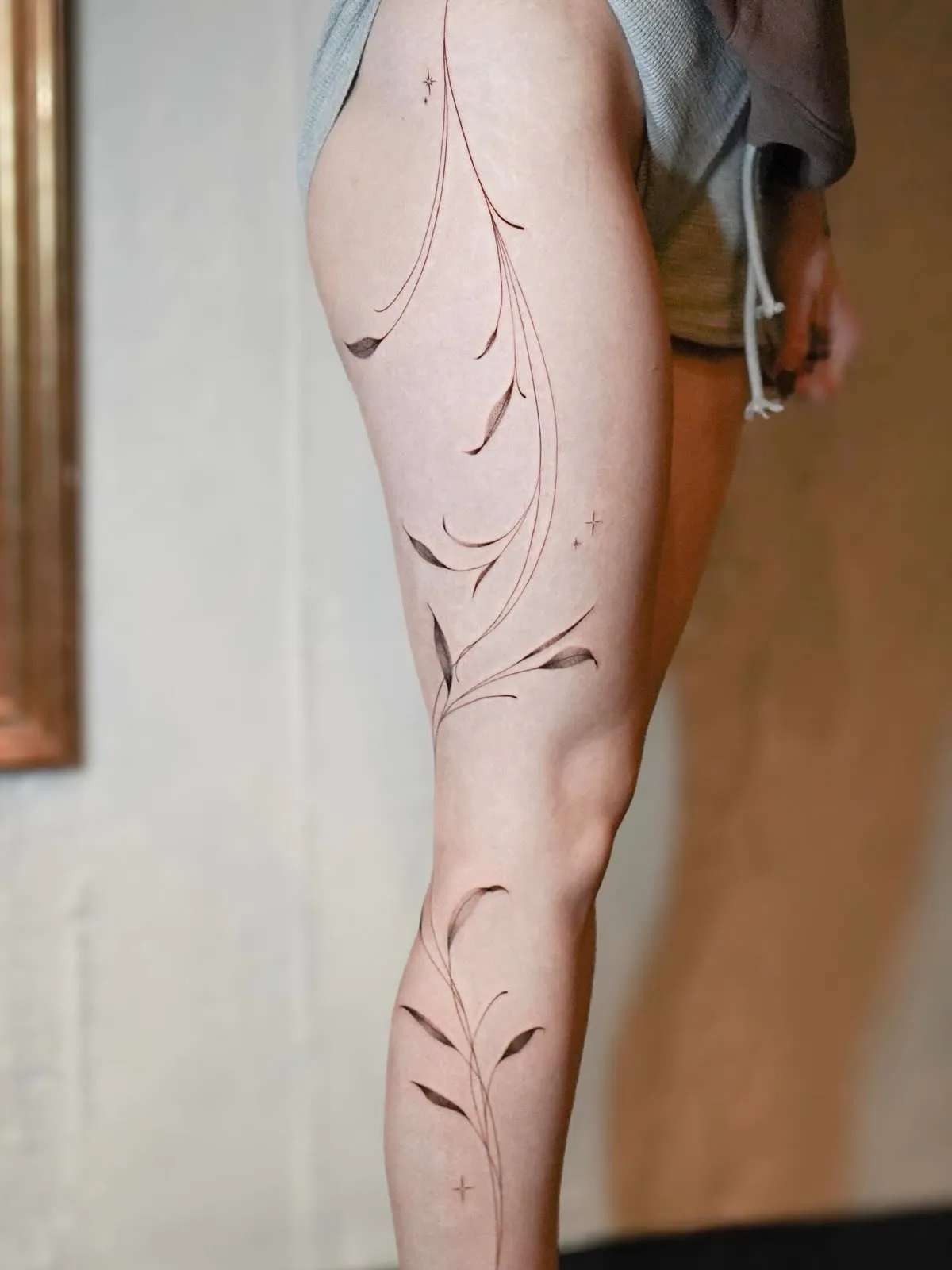 A thin trailing branch running the length of a forearm.